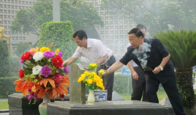 Điện Biên Viếng nghĩa trang liệt sỹ A1 nhân kỷ niệm 63 năm chiến thắng Điện Biên Phủ